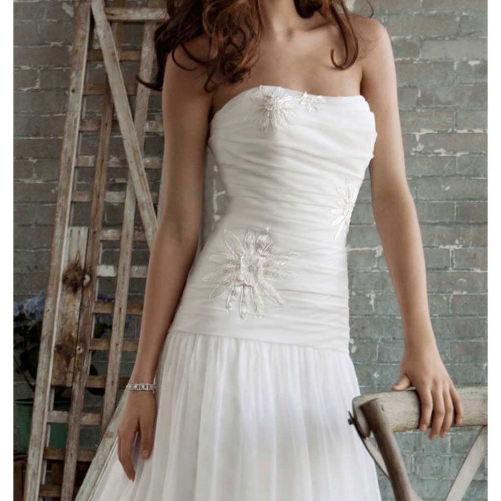 Wedding dress - Picture 2 of 8
